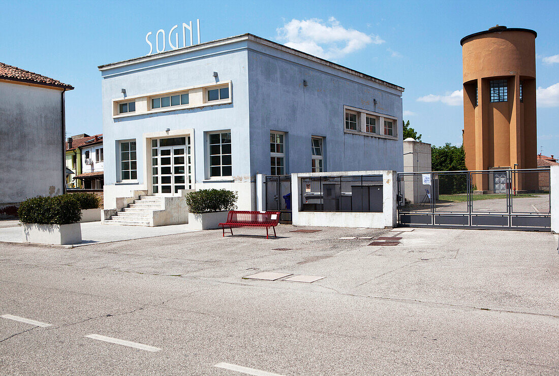 Das Haus der Sogni (Träume) und der Wasserturm, Tresigallo, Provinz Ferrara, Emilia-Romagna, Italien, Europa