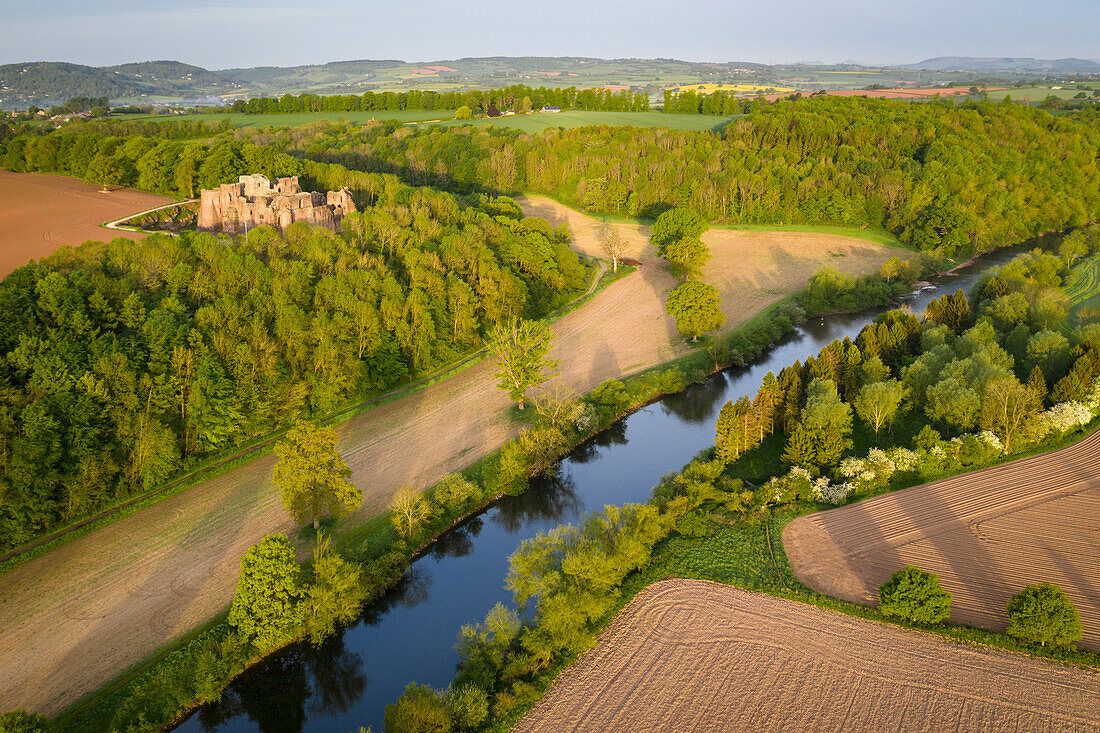 Luftaufnahme von Goodrich Castle und dem Fluss Wye bei Ross on Wye, Herefordshire, England, Vereinigtes Königreich, Europa