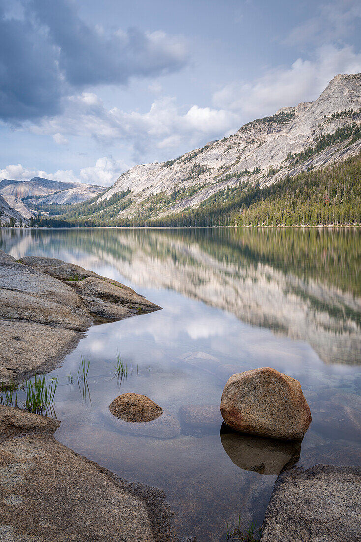 Spiegelungen in den Bergen im ruhigen Wasser des Tenaya Lake im Yosemite National Park, UNESCO Weltnaturerbe, Kalifornien, Vereinigte Staaten von Amerika, Nordamerika