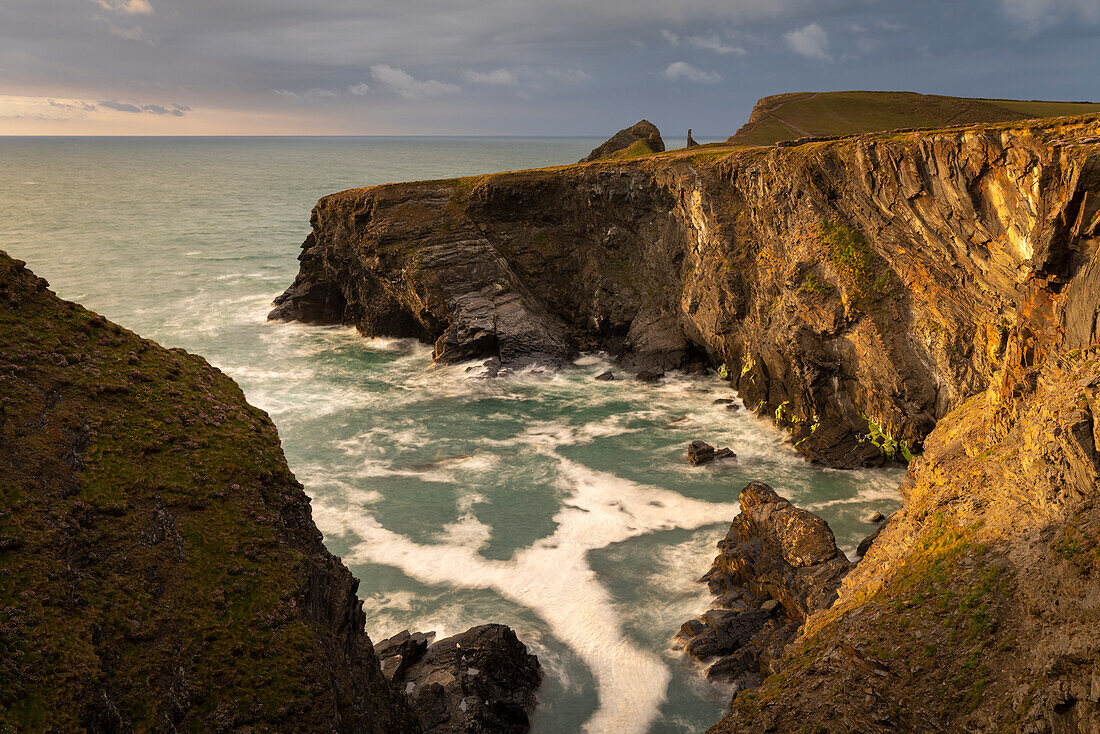 Dramatische Klippenlandschaft bei Padstow an der Nordküste von Cornwall, England, Vereinigtes Königreich, Europa