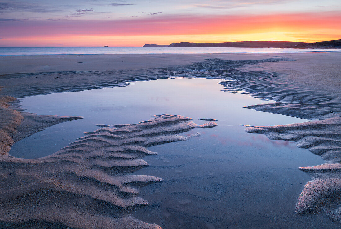 Gezeitentümpel an einem verlassenen Sandstrand bei Sonnenaufgang, Harlyn Bay, Cornwall, England, Vereinigtes Königreich, Europa