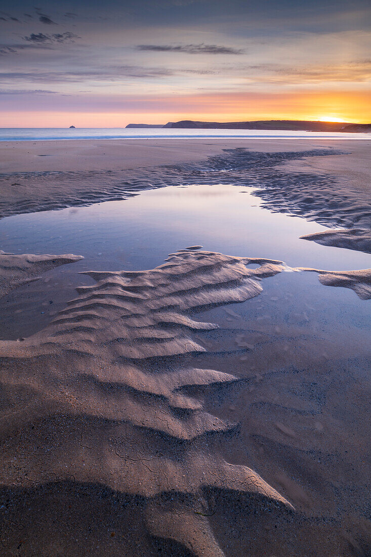 Sonnenaufgang über Harlyn Beach im Norden Cornwalls, England, Vereinigtes Königreich, Europa