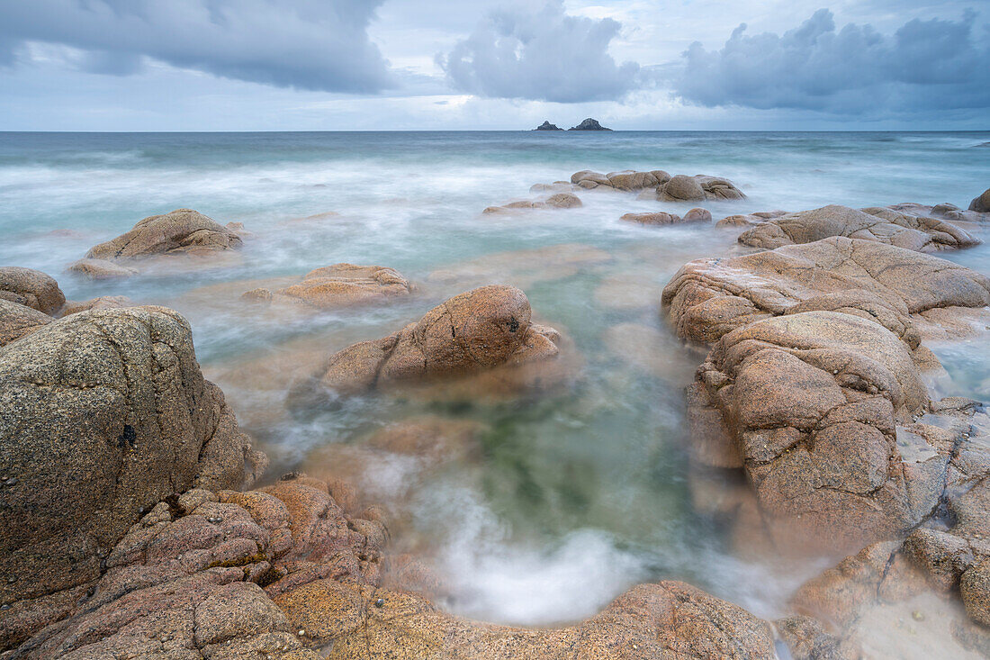 Die Brisons-Inseln von der felsigen Küste von Nanven, in der Nähe von St. Just in Cornwall, England, Vereinigtes Königreich, Europa