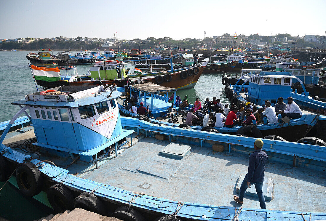 Hafen mit vielen Arbeits- und Fischerbooten, Dwarka, Gujarat, Indien, Asien