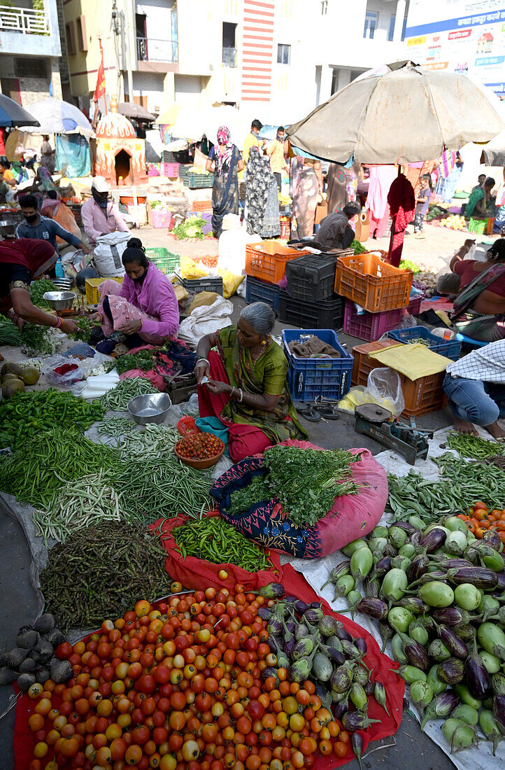 Geschäftiger morgendlicher Gemüsemarkt im Stadtzentrum, Dwarka, Gujarat, Indien, Asien