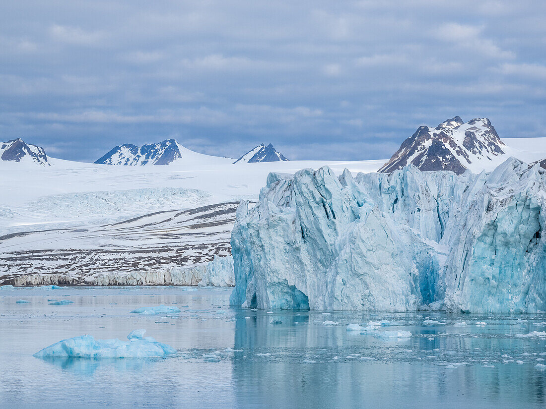 Ein Blick auf den Lilliehookbreen (Lilliehook-Gletscher) auf der Nordwestseite von Spitzbergen, Svalbard, Norwegen, Europa