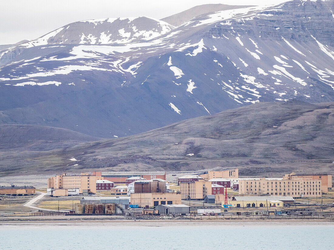 Ein Blick auf die verlassene Kohleminenstadt Pyramiden, Spitzbergen, Svalbard, Norwegen, Europa