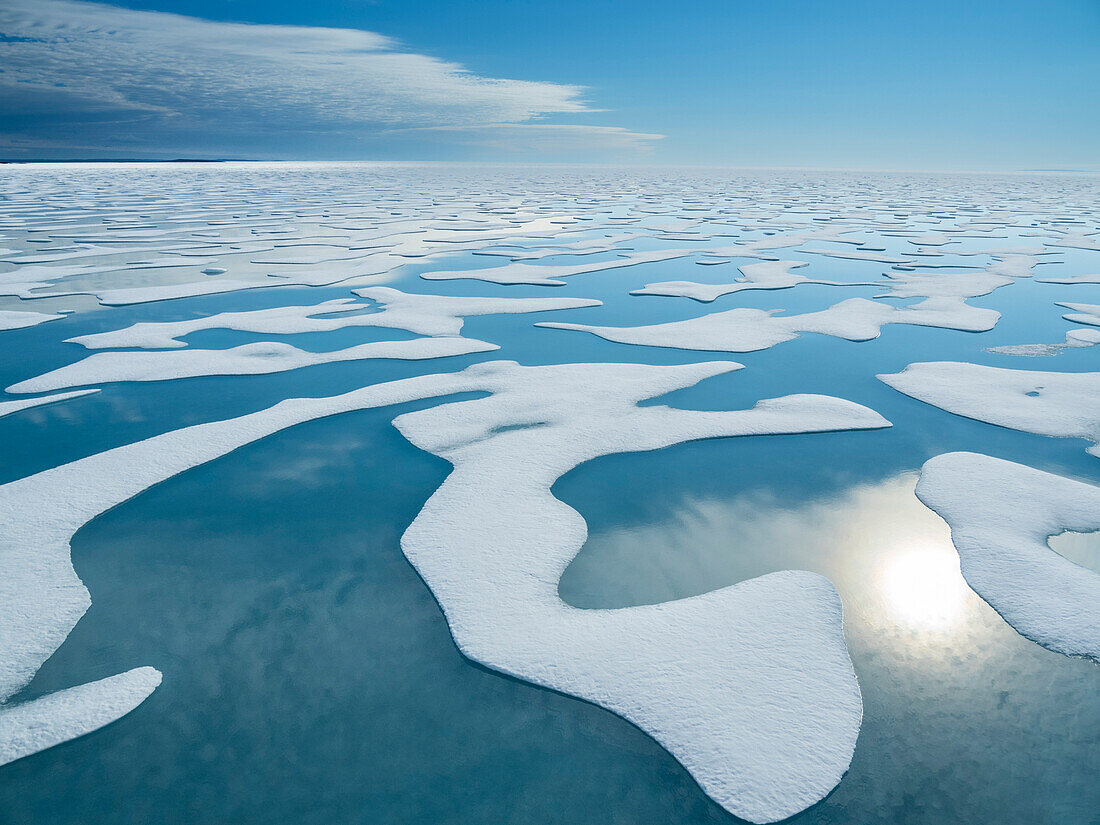 Schmelzwassertümpel im 10/10tel-Packeis im McClintock-Kanal, Nordwestpassage, Nunavut, Kanada, Nordamerika