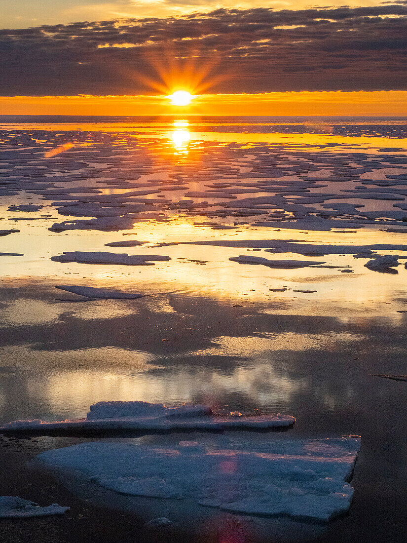 Sonnenuntergang über Schmelzwasserbecken im schweren Packeis im McClintock Channel, Nordwestpassage, Nunavut, Kanada, Nordamerika