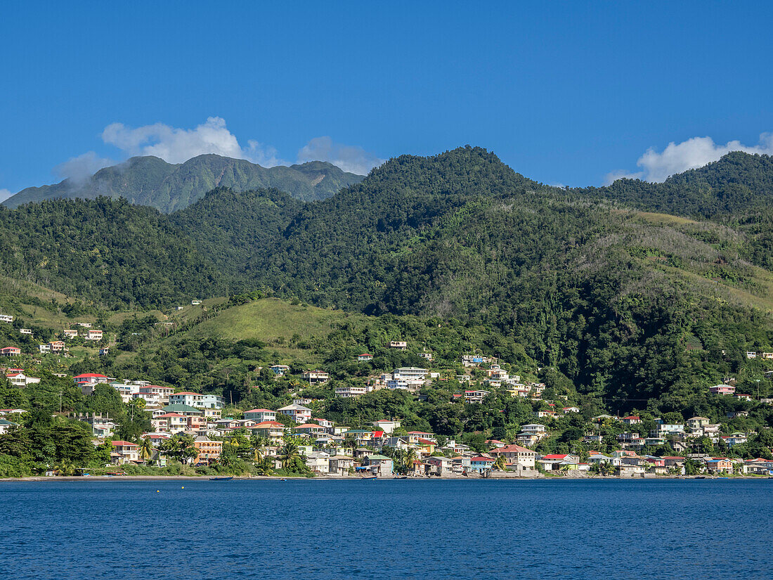 Ein Blick vom Meer aus auf die üppigen Berge, die die Hauptstadt Roseau an der Westküste von Dominica, Windward Islands, Westindien, Karibik, Mittelamerika umgeben