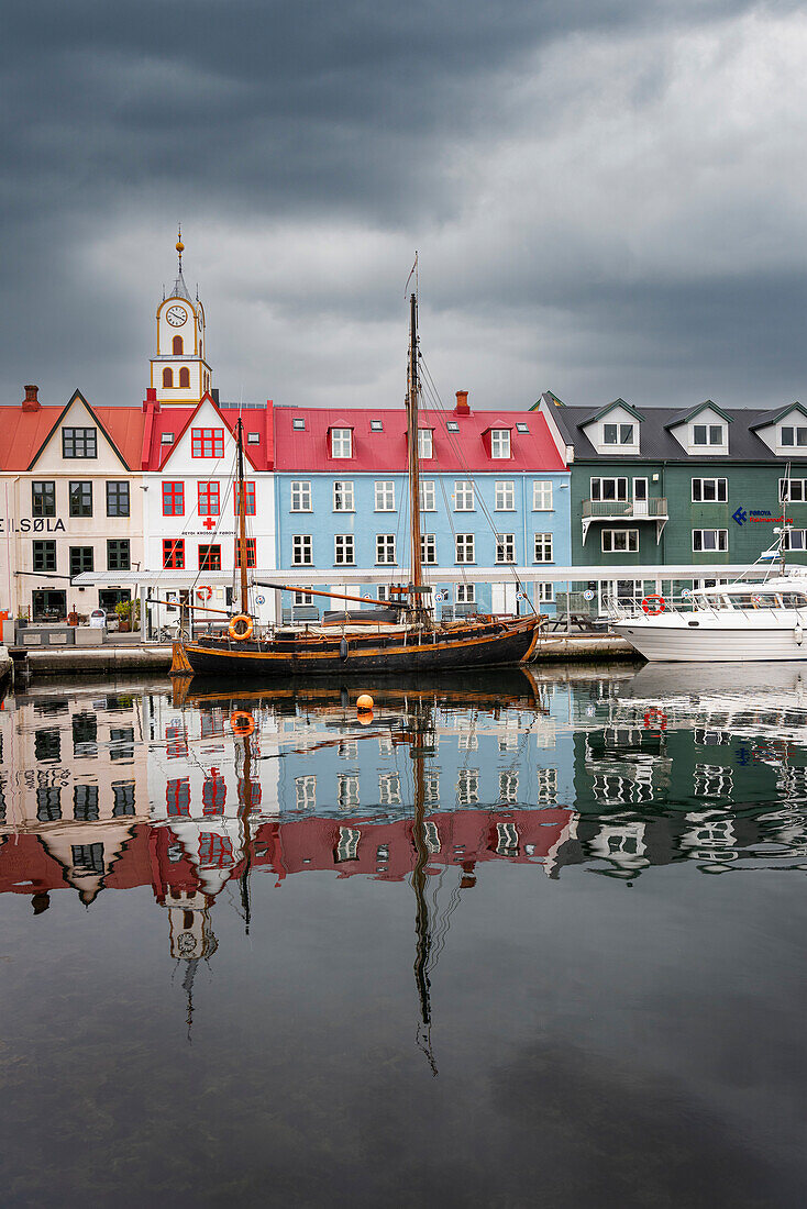 Gebäude am Meer und Spiegelungen im Wasser des Hafens von Torshavn, Insel Streymoy, Färöer Inseln, Dänemark, Europa