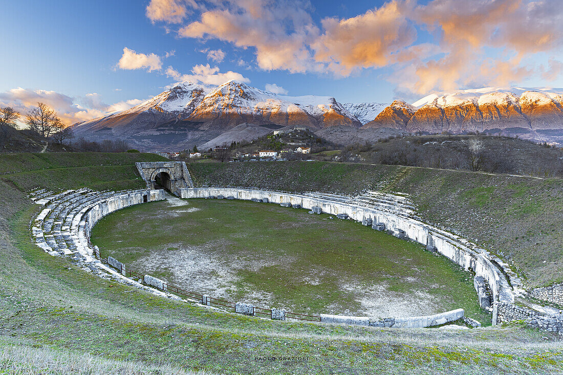 Sonnenuntergang vom Amphitheater der römischen Stätte von Alba Fucens mit schneebedeckten Bergen, Provinz L'Aquila, Abruzzen, Italien, Europa