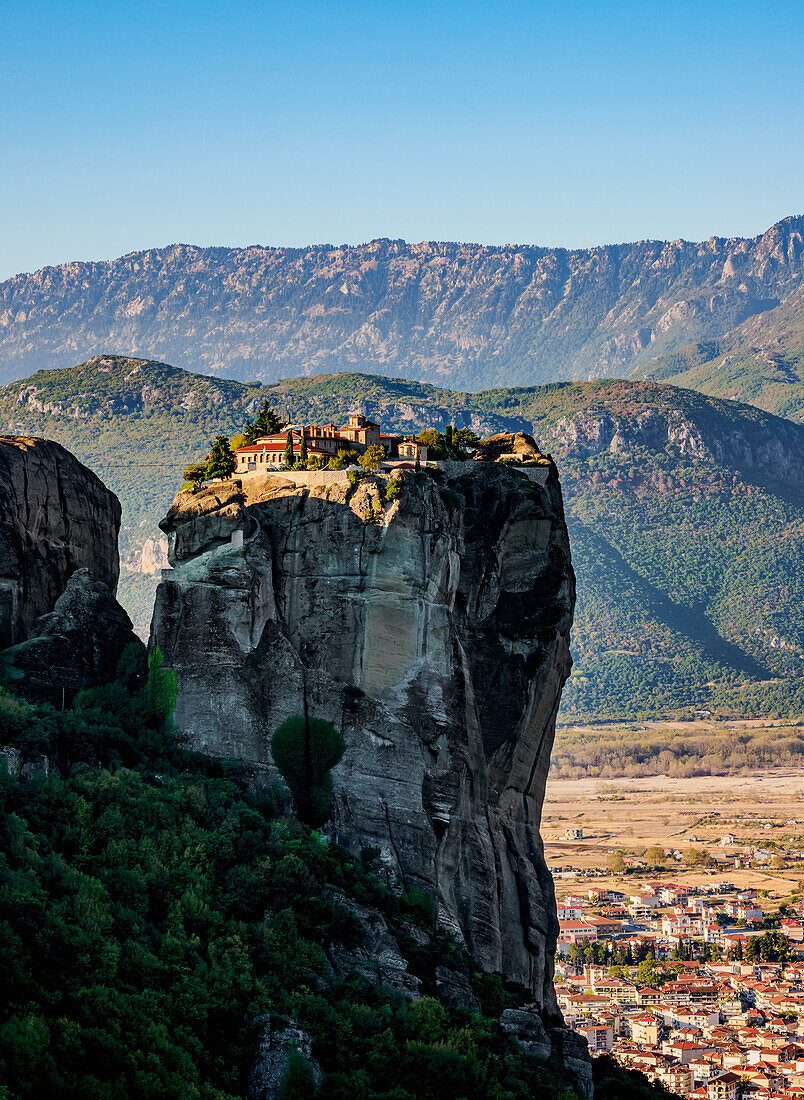 Kloster der Heiligen Dreifaltigkeit bei Sonnenaufgang, Meteora, UNESCO-Welterbe, Thessalien, Griechenland, Europa