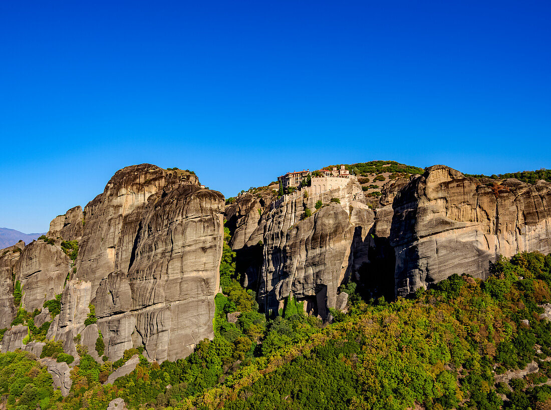 Blick auf das Varlaam-Kloster, Meteora, UNESCO-Weltkulturerbe, Thessalien, Griechenland, Europa