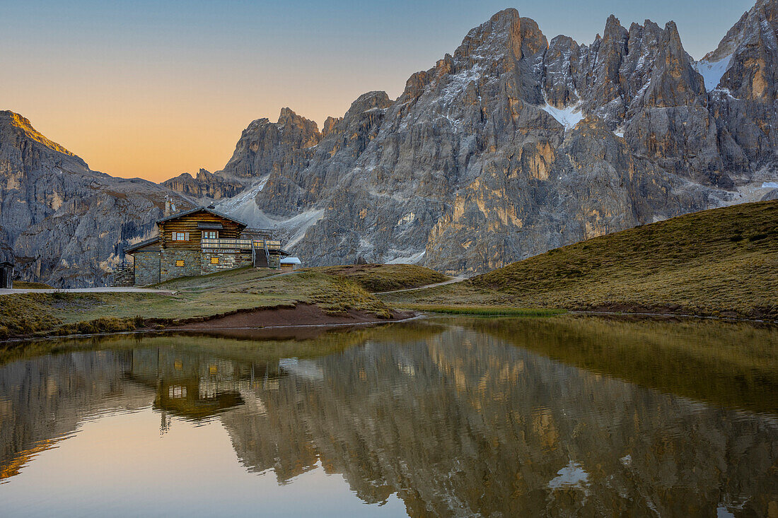 Segantini-Hütte spiegelt sich in einem See, Rolle-Pass, Dolomiten, Trentino, Italien, Europa