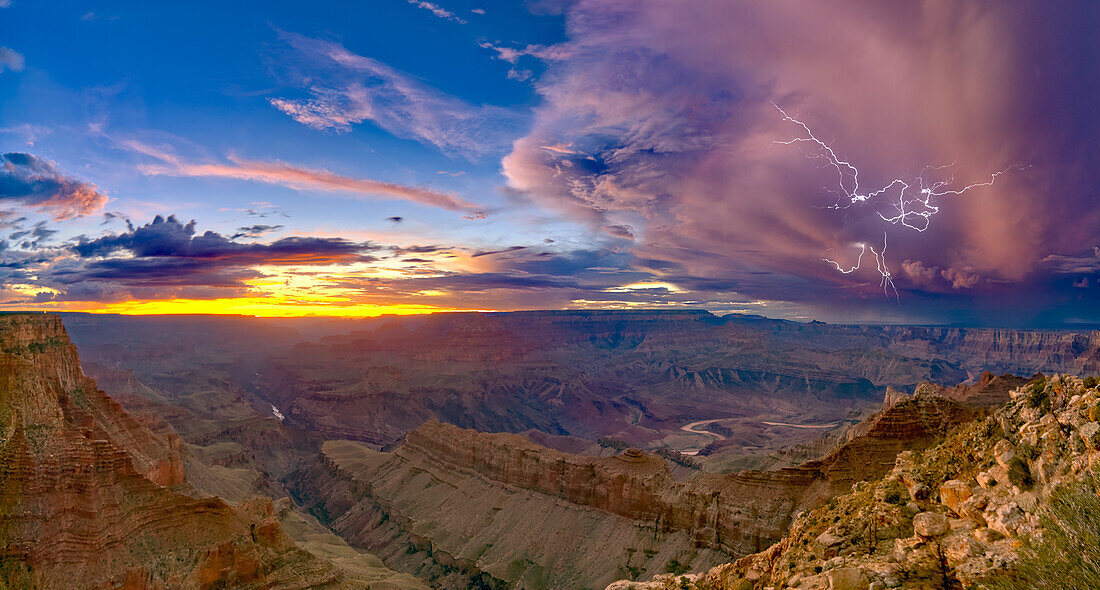 Ein abklingendes Gewitter in der Dämmerung vom Lipan Point aus gesehen, Grand Canyon, mit sichtbaren Spider Lightning, Grand Canyon National Park, UNESCO Weltnaturerbe, Arizona, Vereinigte Staaten von Amerika, Nordamerika