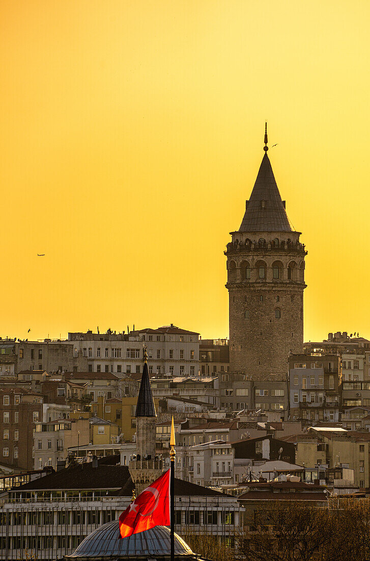 Sonnenuntergang mit Blick auf den Galata-Turm, Istanbul, Türkei, Europa