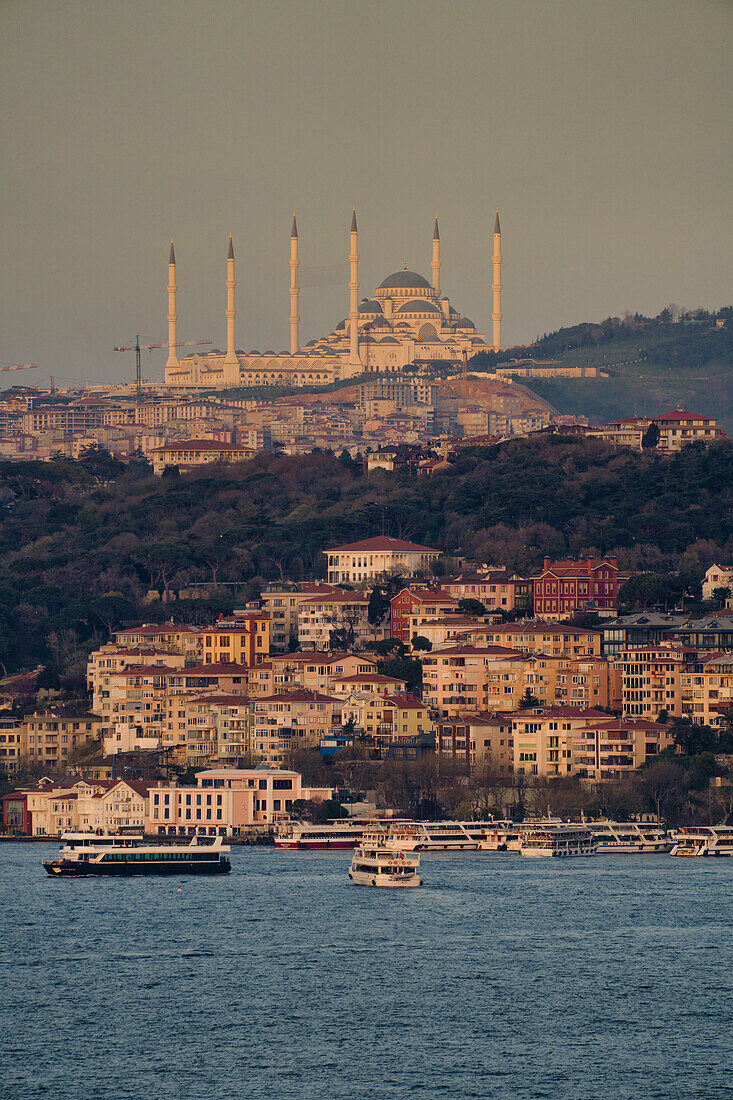 Eine Moschee bei Sonnenuntergang, Istanbul, Türkei, Europa