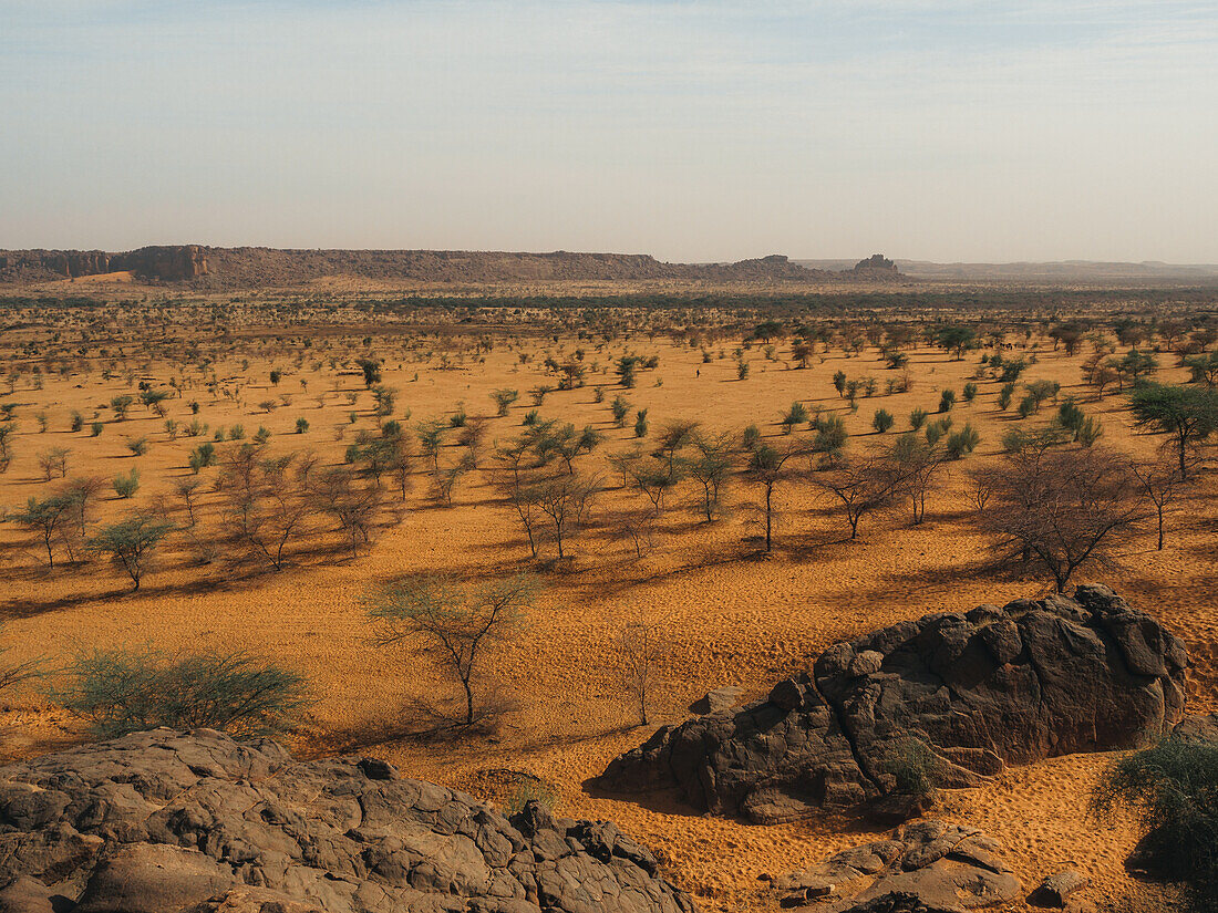 Eine Reihe von Felsformationen zwischen Kiffa und Ayoun, Mauretanien, Sahara-Wüste, Westafrika, Afrika