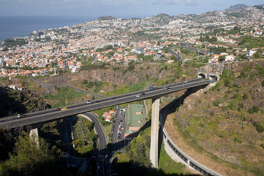 Blick vom Botanischen Garten auf die VR1-Brücke und das westliche und nördliche Funchal, Madeira, Portugal, Atlantik, Europa