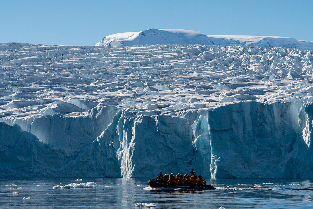 National Geographic Expeditions, Ponant-Gäste bei der Erkundung des Gletschers im Larsen Inlet, Weddellmeer, Antarktis, Polargebiete