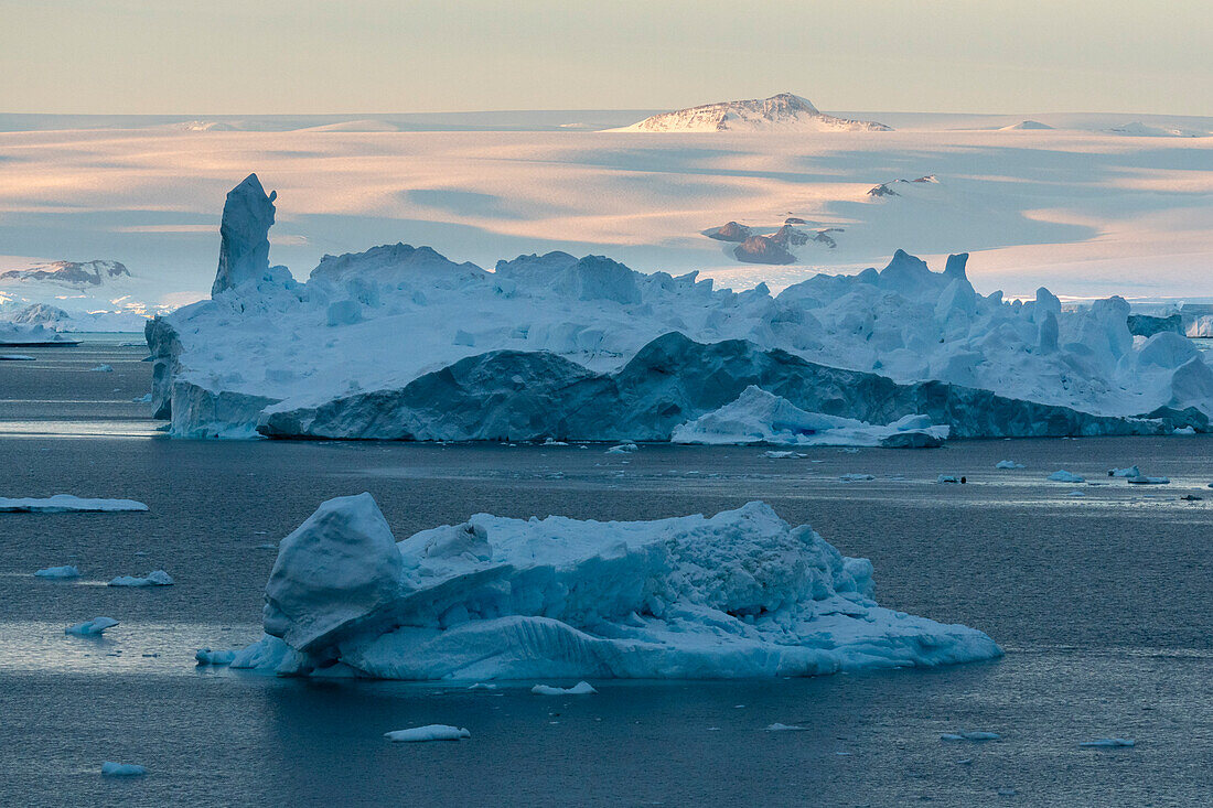 Eisberge bei Sonnenuntergang im Weddellmeer, Antarktis, Polarregionen