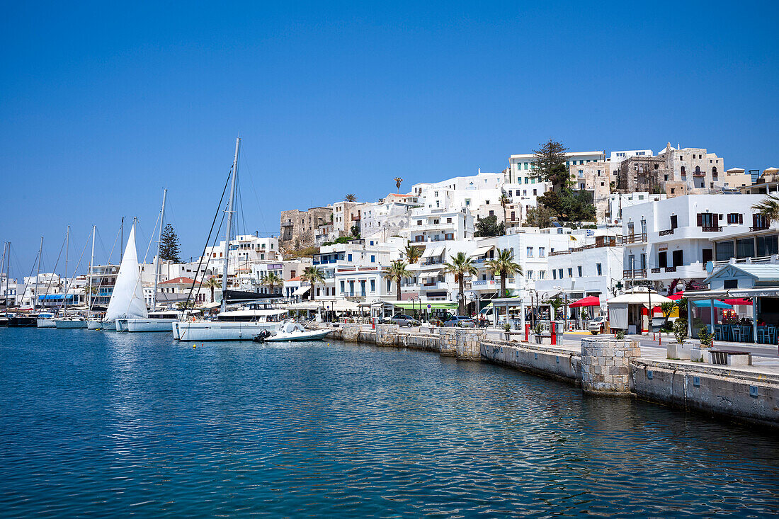 Boote im Hafen von Naxos-Stadt, Naxos, die Kykladen, Ägäisches Meer, Griechische Inseln, Griechenland, Europa