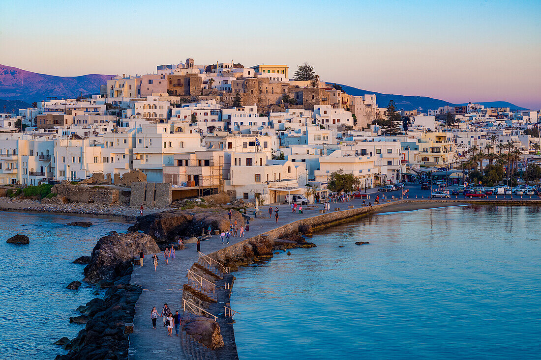 Abenddämmerung über Naxos-Stadt und dem Damm zur Porta Gateway, Teil des unvollendeten Apollo-Tempels, Naxos, Kykladen, Ägäisches Meer, Griechische Inseln, Griechenland, Europa