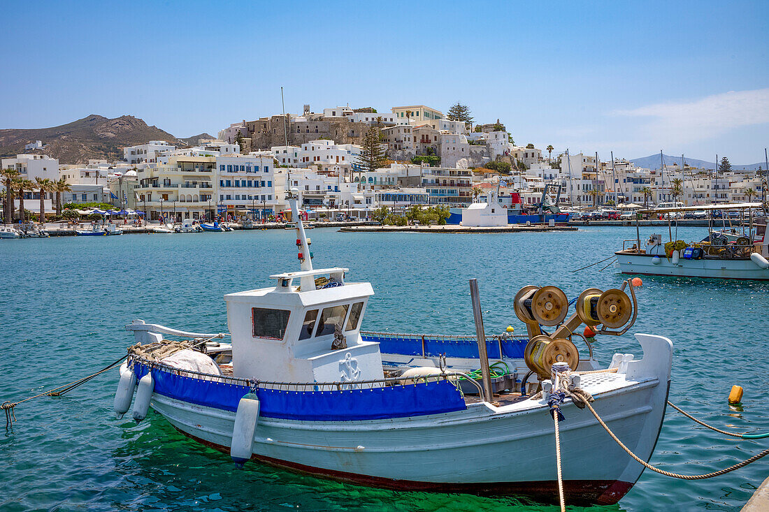 Traditionelle Fischerboote im Hafen von Naxos-Stadt, Naxos, die Kykladen, Ägäisches Meer, Griechische Inseln, Griechenland, Europa
