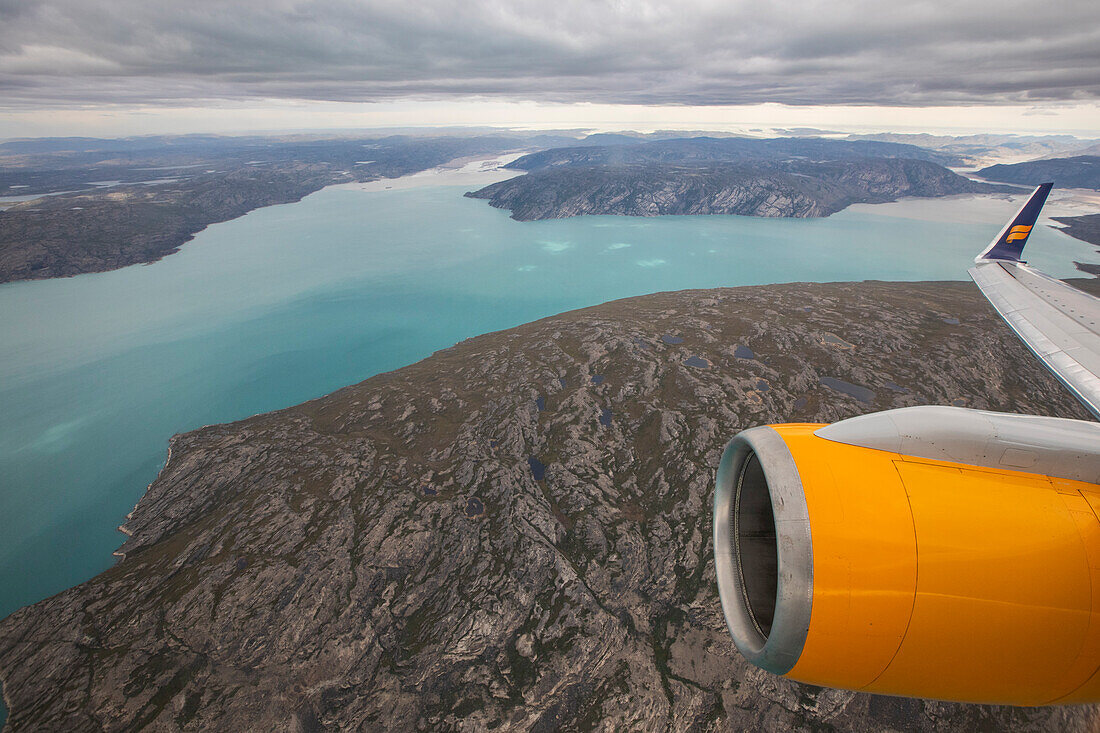 Ein Luftbild der grönländischen Eiskappe von einem kommerziellen Flug nach Kangerlussuaq, Westgrönland, Dänemark, Polarregionen