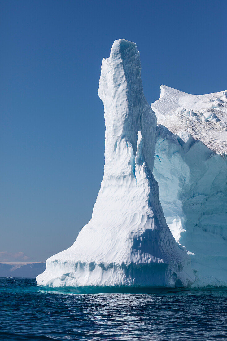 Riesige Eisberge aus dem Ilulissat-Eisfjord, gestrandet auf einer ehemaligen Endmoräne in Ilulissat, Grönland, Dänemark, Polargebiete