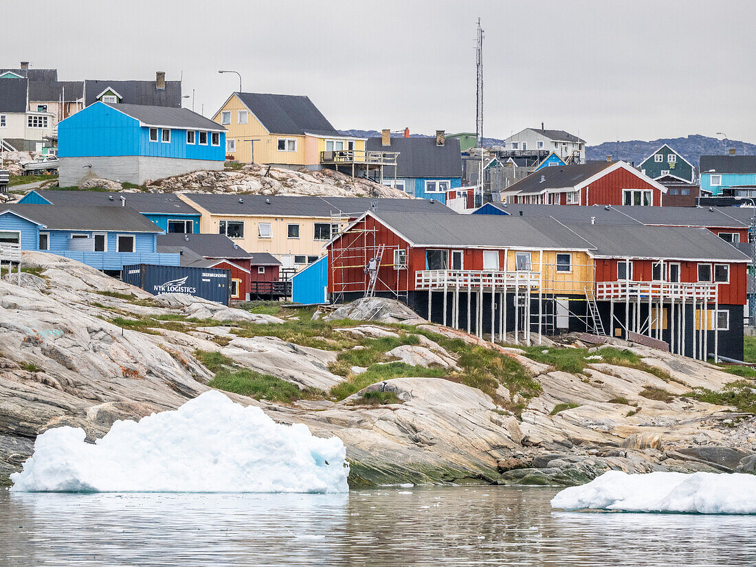 Ein Blick auf bunt bemalte Häuser in der Stadt Ilulissat, Grönland, Dänemark, Polarregionen
