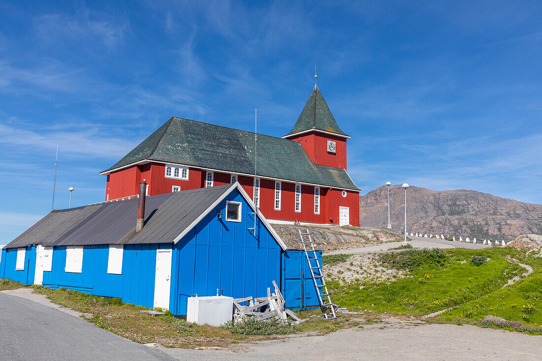 Außenansicht der 1926 erbauten Neuen Kirche im Stadtzentrum von Sisimiut, Grönland, Dänemark, Polarregionen