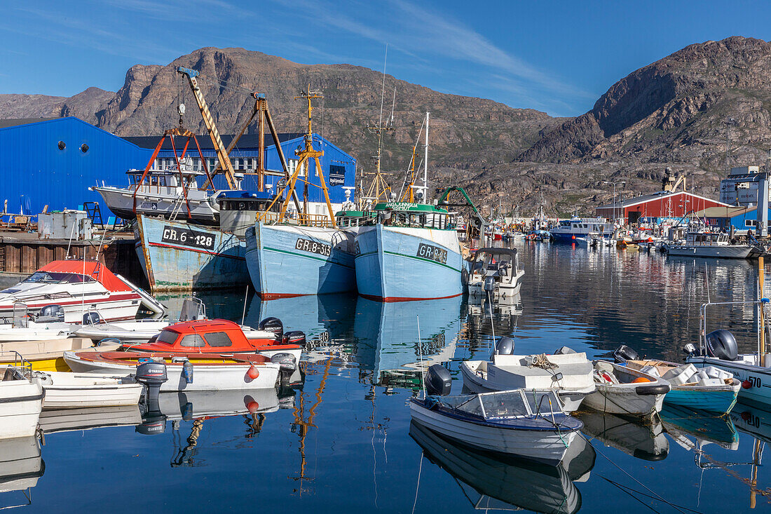 Der innere Bootshafen zwischen den bunt bemalten Häusern in der Stadt Sisimiut, Grönland, Dänemark, Polarregionen