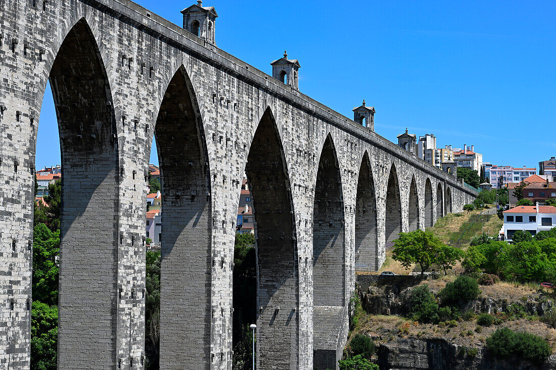 Das historische Aquädukt der Freien Wasser (Aguas Livres Aquädukt) aus dem 18. Jahrhundert, Lissabon, Portugal, Europa