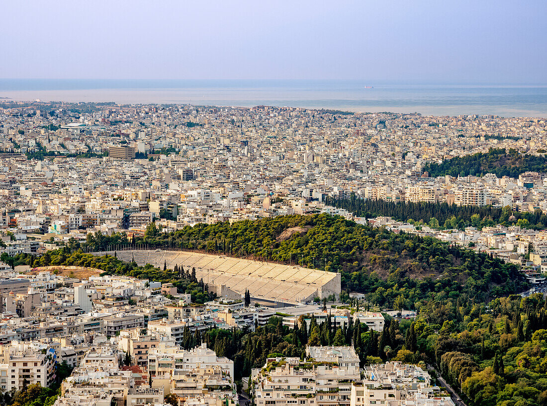 Blick vom Berg Lycabettus auf das Panathenäische Stadion bei Sonnenaufgang, Athen, Attika, Griechenland, Europa