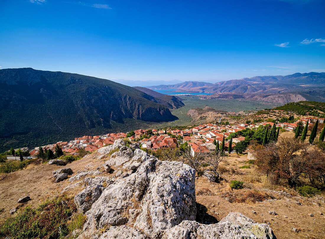 Blick über die Stadt Delphi und das Flusstal des Pleistos auf den Golf von Korinth, Delphi, Phokis, Griechenland, Europa