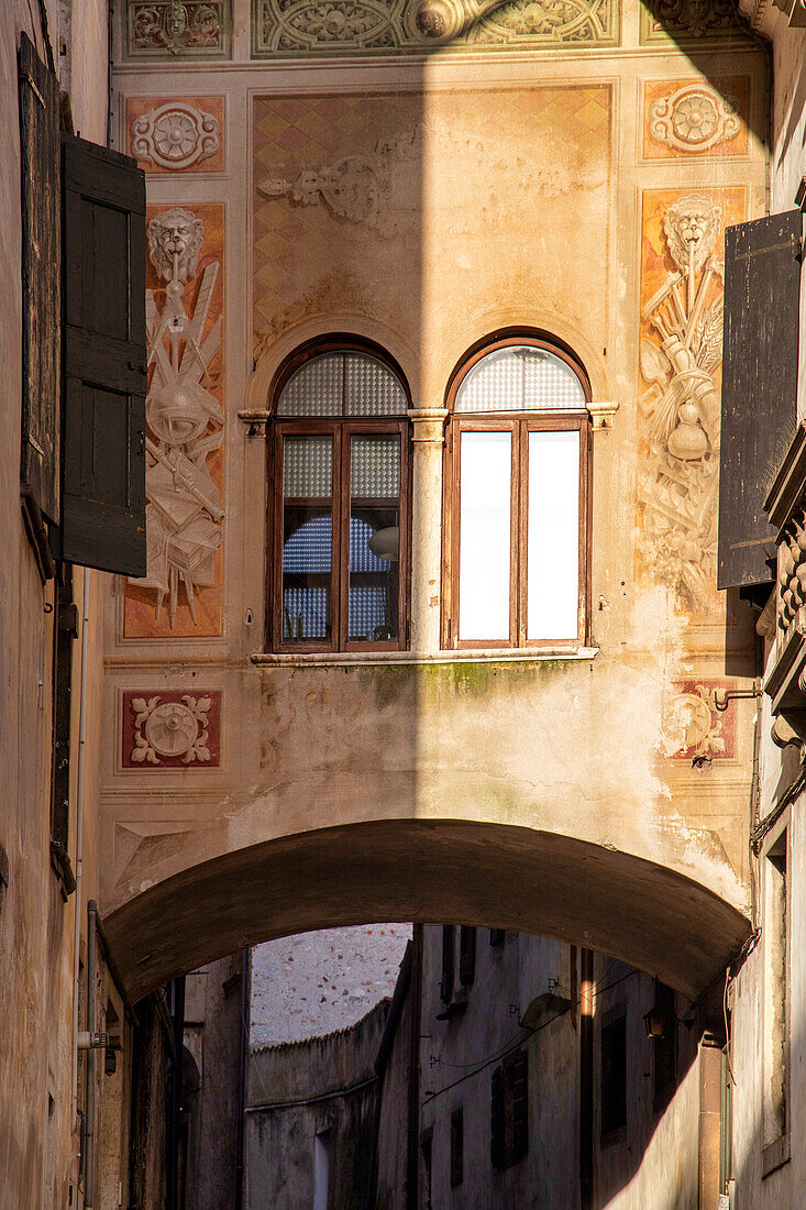 Fassade mit Fresken eines alten Palastes, Feltre, Belluno, Venetien, Italien, Europa