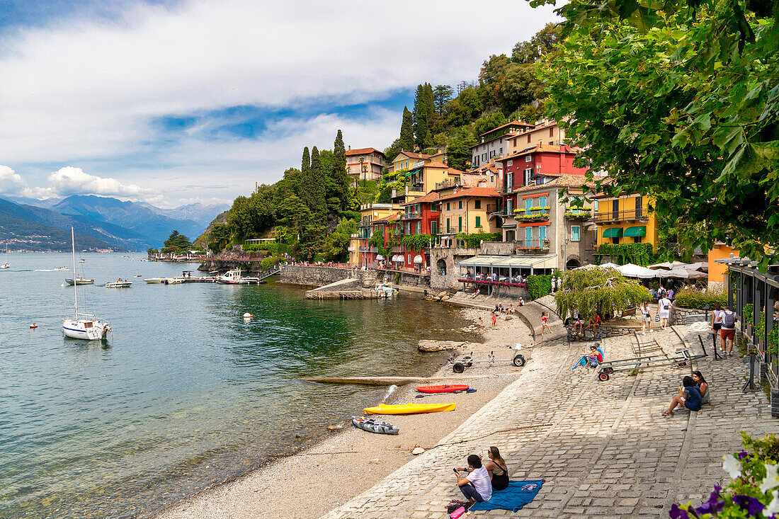 Touristen auf der Seepromenade, Varenna, Comer See, Como, Lombardei, Italienische Seen, Italien, Europa