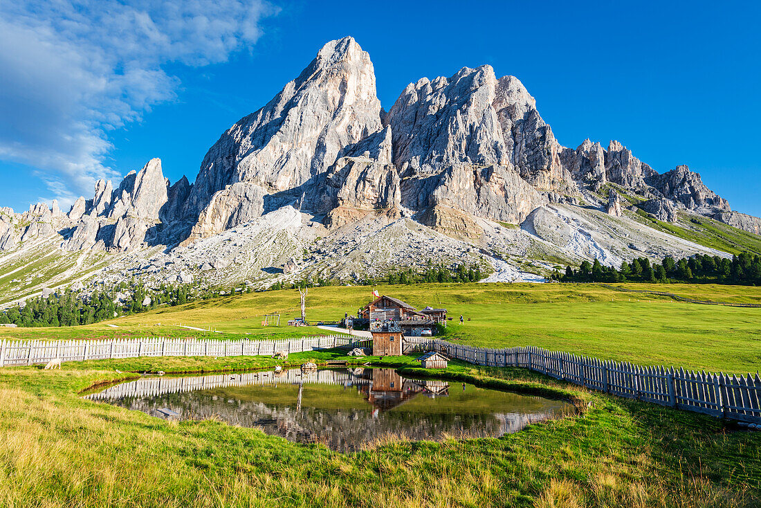 Sass de Putia und die Spiegelung einer Berghütte in einem kleinen Teich, Passo delle Erbe, Dolomiten, Südtirol, Italien, Europa
