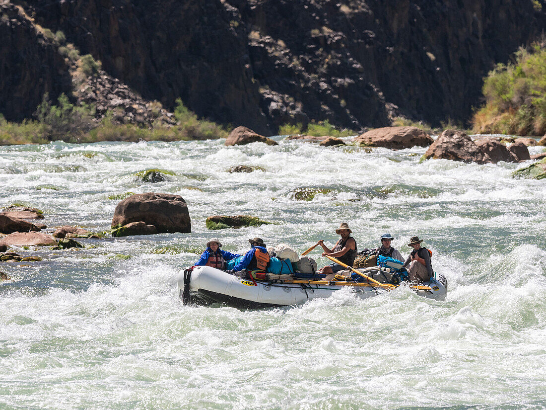 Kommerzielles Ruderboot fährt auf der Deubendorff Rapid, kurz hinter Flussmeile 132, Grand Canyon National Park, Arizona, Vereinigte Staaten von Amerika, Nordamerika