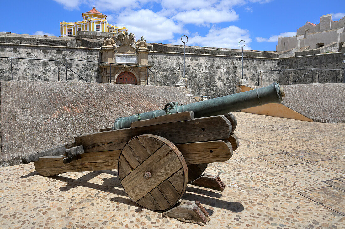 The 18th century Fort Conde de Lippe (Our Lady of Grace Fort), UNESCO World Heritage Site, Artillery piece in the first courtyard, Elvas, Alentejo, Portugal, Europe