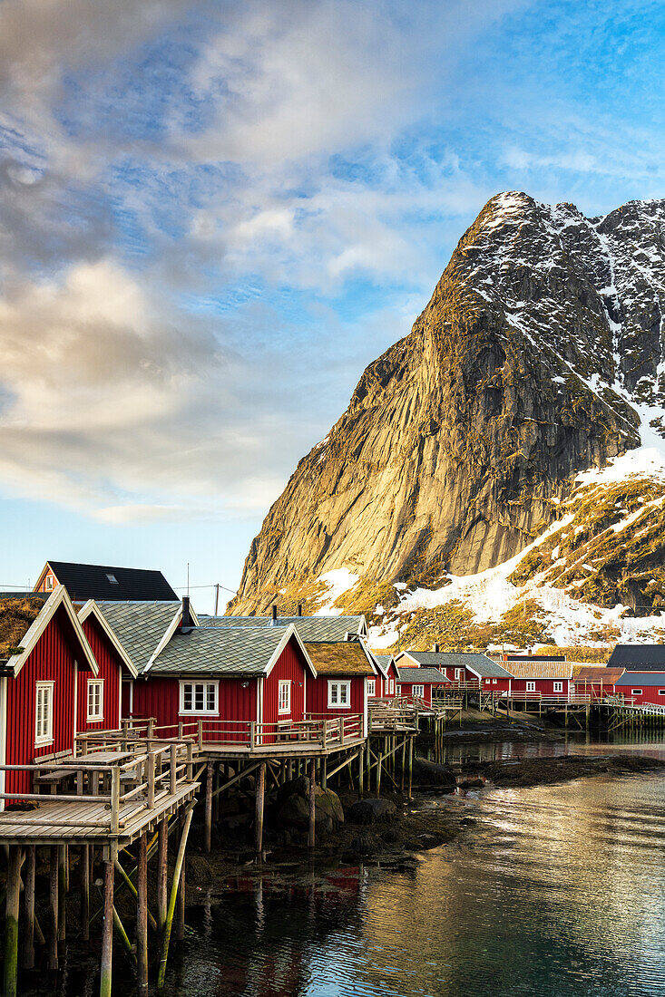 Bunte Fischerhütten umrahmt von majestätischen Bergen, Reine, Lofoten Inseln, Nordland, Norwegen, Skandinavien, Europa
