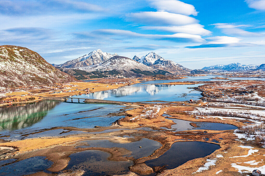 Luftaufnahme von Bergen, die sich im Meer spiegeln, Leknes, Bezirk Nordland, Lofoten, Norwegen, Skandinavien, Europa