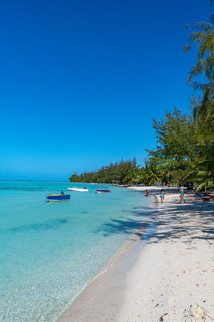 Weißer Sandstrand, Anaa-Atoll, Tuamotu-Archipel, Französisch-Polynesien, Südpazifik, Pazifik