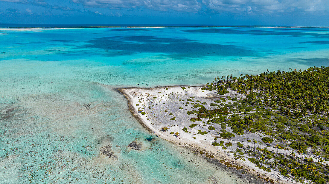 Luftaufnahme eines weißen Korallenstrandes, Anaa-Atoll, Tuamotu-Archipel, Französisch-Polynesien, Südpazifik, Pazifik