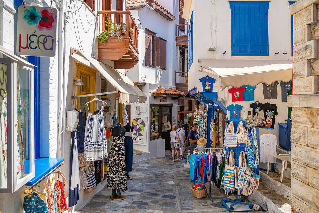 Blick auf Geschäfte in enger Straße, Skopelos-Stadt, Skopelos-Insel, Sporaden-Inseln, Griechische Inseln, Griechenland, Europa