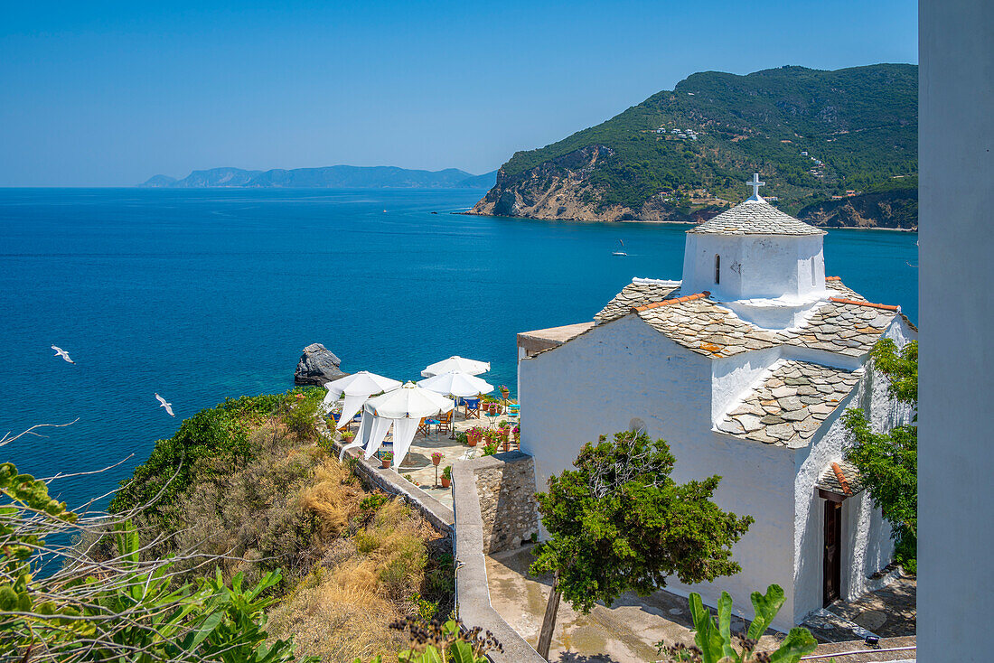 Blick auf eine weißgetünchte Kirche mit Blick auf die Ägäis, Skopelos-Stadt, Skopelos-Insel, Sporaden-Inseln, Griechische Inseln, Griechenland, Europa