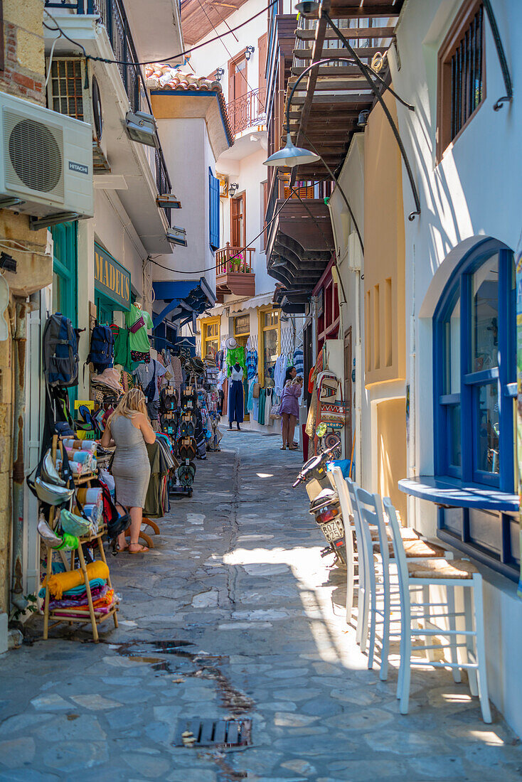 Blick auf Geschäfte in enger Straße, Skopelos-Stadt, Skopelos-Insel, Sporaden-Inseln, Griechische Inseln, Griechenland, Europa