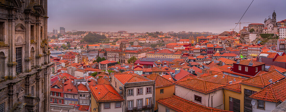 Blick auf die Kirche Igreja dos Grilos und die Terracota-Dächer des Stadtteils Ribeira bei Sonnenuntergang, UNESCO-Welterbe, Porto, Norte, Portugal, Europa